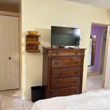 Bed and Breakfast Matthew'S Miracle View Roseau Esterno foto